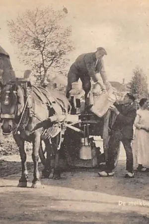 Brabantsch Landleven De melkbussen worden rondgebracht 1922 Paard en wagen Klederdracht Vintage Dorpsleven Noord-Brabant HC61564 Bezpieczna płatność