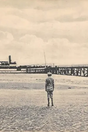 Oostvoorne aan Zee Jongen op het strand kijkt naar de stoomboot aan de aanlegsteiger Schepen Scheepvaart 1921 HC61534 Zamów teraz