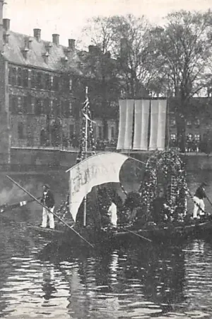 's-Gravenhage Versierde schepen in de Hofvijver t.g.v. de geboorte van Prinses Juliana 1909 HC61490 Tylko dziś