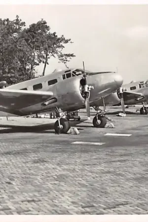 Vliegbasis Gilze - Rijen met Beechcrafts vliegtuigen Militair Luchtvaart Noord-Brabant HC61365 Bezpieczna płatność