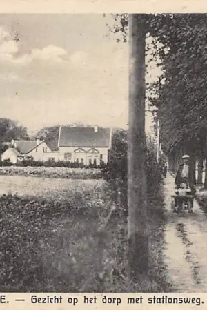 Wyprzedaż Oostvoorne aan Zee Gezicht op het dorp met Stationsweg Boer met kind in kruiwagen 1931 HC27444