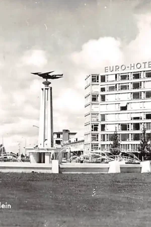 Oryginalny Leeuwarden Europaplein met monument en Euro-Hotel HC26341