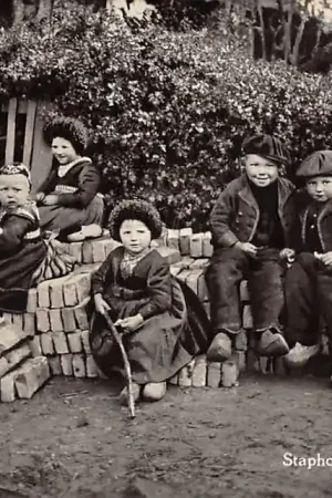 Premium Staphorst Op de stienderbulte 1958 Kinderen in klederdracht HC26292