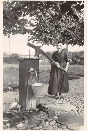 Tani Veluwe Bij de pomp Boerin in klederdracht Dorpsleven 1947 HC26157