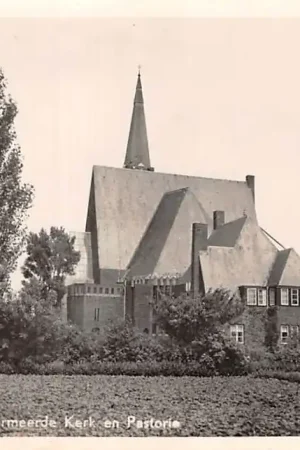 Zamów teraz Andijk (Oost) Gereformeerde Kerk en Pastorie 1951 HC25188