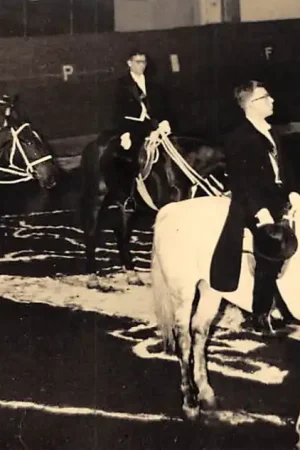 Wyprzedaż Delft Manege Ruiters te paard Uitvoering Studenten Carroussel Vereeniging TH Delft 2 maart 1956 Arnold de Vries Robbe Pieter Hooft Graafland Obbe Haccou Rob Voncken Fotokaart Multicolor Zalmhaven 26 Rotterdam HC25113