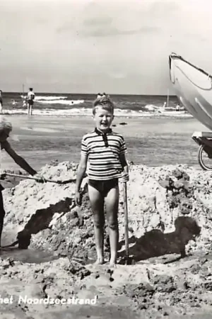 Autentyczny Schiermonnikoog Aan het Noordzeestrand Spelende kinderen op het strand bij de zee 1966 HC24826