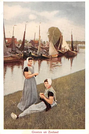Szybka dostawa Zeeland Vrouwen in klederdracht bij haven met vissers schepen HC24754
