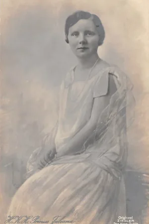's-Gravenhage H.K.H. Prinses Juliana als tiener Type fotokaart Koningshuis HC24110 Premium