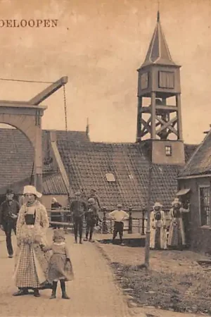 Hindeloopen Oen 't kuierjen Klederdracht Klokkenstoel toren Havengebouw HC23618 Wyprzedaż