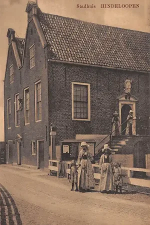 Hindeloopen Stadhuis Vrouwen en kinderen in klederdracht HC23615 Promocja