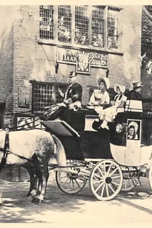 Filmster Film Lage Vuursche In 't Wapen van Haarzuijlen Hoog op de gele wagen Postkoets Paard en wagen Sylvain Poons Ziekenhuis 1953 Baarn HC23696 Ekspresowa dostawa