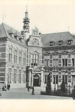 Utrecht Universiteit met monument 1900 HC23526 Premium