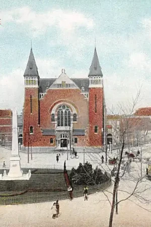 Premium 's-Gravenhage Regentesseplantsoen met Kerk en HTM Tram 1906 HC22892