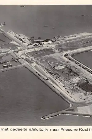 IJsselmeer Sluis put Kornwerderzand met gedeelte Afsluitdijk naar Friesche Kust Zuiderzee Harlingen Friesland KLM Luchtfoto No. 9138 HC22121 Oferta