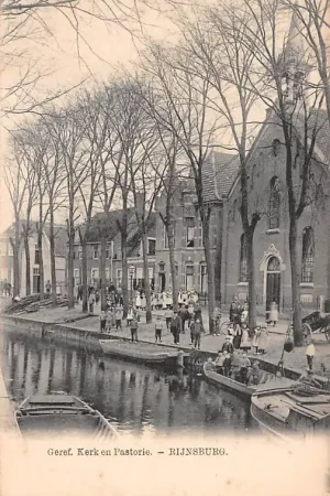 Rijnsburg Gereformeerde Kerk en Pastorie met volk HC21490 Oferta