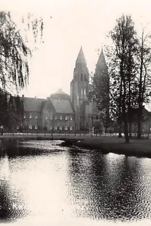 Rabat Laren (NH) Gooi R.K. Kerk met vijver Van der List Fotokaart HC21252