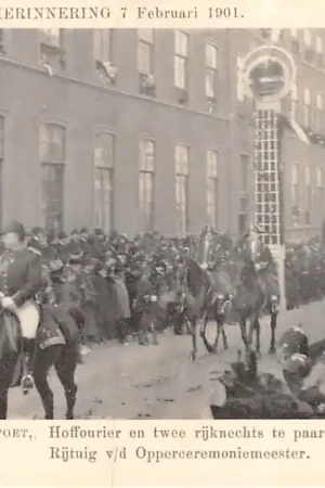 's-Gravenhage Herinnering 7 Feruari 1901 De Bruidsstoet Hoffourier en twee rijknechts te paard Rijtuig v\\/d Opperceremoniemeester Koningshuis HC20691 Autentyczny