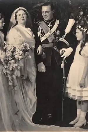 Wyprzedaż Koningshuis Huwelijksfoto Het Prinselijk Bruidspaar Juliana en Bernhard met de Bruidskinderen 1937 Den Haag HC20286