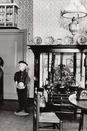 Emmen Oudheidskamer De Hondsrug Op kroamvisiet Klederdracht HC20201 Premium