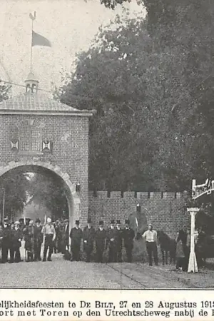 De Bilt Versiering Onafhankelijksheidsfeesten te De Bilt, 27 en 28 Agustus 1913 Oud-Hollandsche Poort met Toren op de Utrechtscheweg nabij de Kerk HC19736 Ekspresowa dostawa