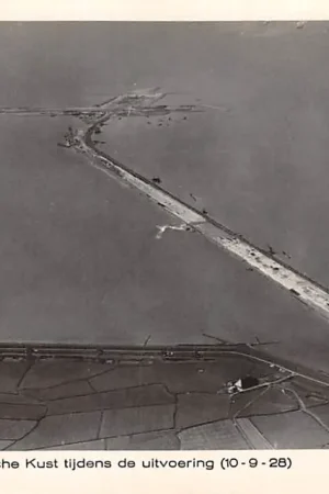 Friesland Afsluitdijk nabij de Friesche Kust tijdens de uitvoering 1928 KLM Luchtfoto 8144 IJsselmeer Zuiderzee HC19511 Promocja