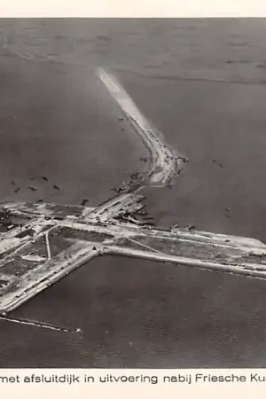 Oferta limitowana Kornwerderzand Sluisput met Afsluitdijk in uitvoering nabij Friesche kust 1928 KLM Luchtfoto 8146 Harlingen IJsselmeer Zuiderzee HC19510