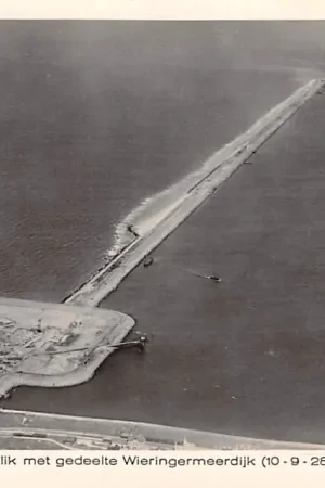 Wyprzedaż Medemblik Gemaalput met gedeelte Wieringermeer dijk 1928 KLM Luchtfoto 8130 IJsselmeer Zuiderzee HC19508