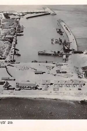 Den Oever Werkhaven 1929 Aanleg Wieringermeer dijk IJsselmeer Zuiderzee KLM Luchtfoto 8470 HC19506 Tani