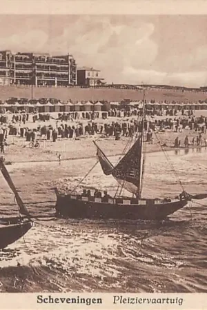 Autentyczny Scheveningen Pleiziervaartuig Strand Badgasten en Boulevard HC20009