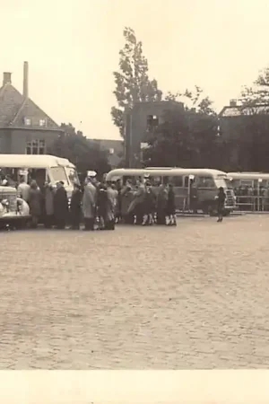 Eindhoven Raiffeisenstraat BBA - Bus station met bussen en volk Fotokaart HC19127 Najlepsza cena