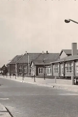 Tani Oude Tonge Emmastraat met school 1958 Goeree-Overflakkee HC18515
