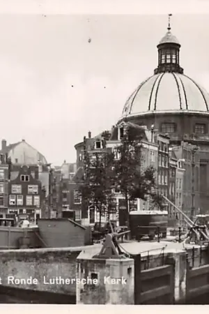 Popularny Amsterdam Singel met Ronde Luthersche Kerk 1949 Sluis met binnenvaart schepen Scheepvaart HC18506