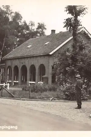 Harskamp I.S.K. Kampingang met soldaat op wacht Kazerne Militair 1955 Veluwe HC18339 Zwrot pieniędzy