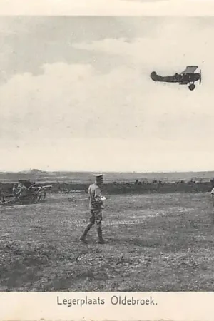 Promocja Legerplaats Oldebroek Kazerne Soldaten bij geschut en Fokker Vliegtuigen Militair Veluwe HC18228