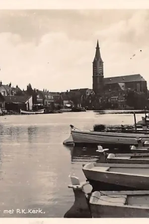 Vlaardingen Vlaard. Vaart met R.K. kerk en schepen HC17853 Wysoka jakość