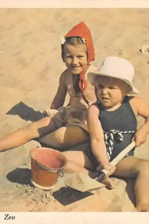 Noordwijk aan Zee Groeten uit 1948 Kinderen op het strand HC17757 Premium