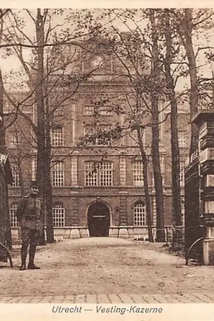 Wyprzedaż Utrecht Vesting Kazerne met soldaat op wacht 1929 Militair HC17596