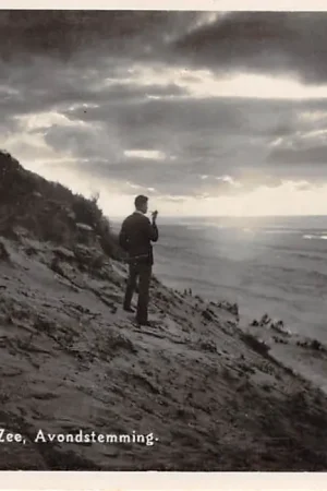 Katwijk aan Zee Avondstemming Pijprokende man in de duinen bij het strand HC17566 Niska cena