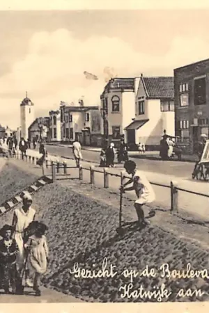 Katwijk aan Zee Gezicht op de Boulevard met visverkoper met bakfiets HC17558 Wysoka jakość