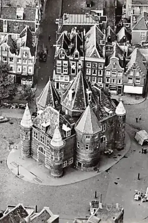 Amsterdam Nieuwmarkt met Waaggebouw 1959 KLM Luchtfoto no. 17837 HC17301 Popularny