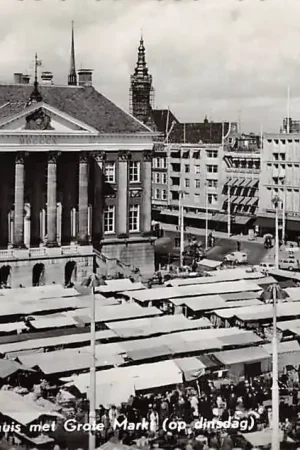 Groningen Stadhuis met Grote Markt op dinsdag Marktdag 1959 HC17402 Ekspresowa dostawa