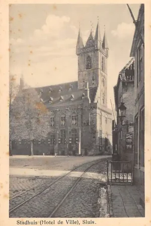 Sluis (ZL) Stadhuis (Hotel de Ville) met tramspoor Zeeuws-Vlaanderen HC17534 Promocja