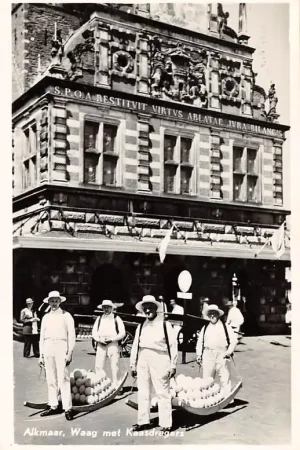 Alkmaar Waag met kaasdragers 1954 Klederdracht Vintage HC17517 Tylko dziś
