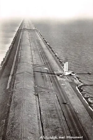 Tani Den Oever Afsluitdijk met Monument 1958 KLM Luchtfoto 30350 Wieringen IJsselmeer HC17283