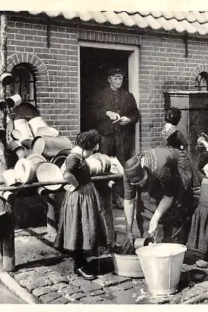 Wyprzedaż Putten Op de Veluwe De Afwas Klederdracht 1956 Vintage HC17233