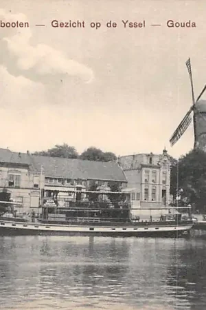 Gouda Hollandsche IJssel Nieuwe Veerstal Aanlegplaats der Stoombooten Reederij De IJssel Molen Het Slot 1914 Binnenvaart schepen Scheepvaart HC17135 Tani