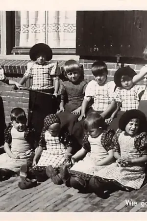Autentyczny Spakenburg Wie gaon nog niet nor sjool Kinderen in klederdracht 1948 Vintage HC16745