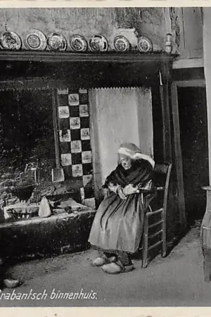 Noord-Brabant Brabantsch Dorpsleven Binnenhuis Boerinnen in Klederdracht 1921 Vintage HC16730 Oferta