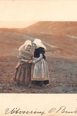 Kup teraz Zeeland Gewichtig geheim Meisjes in klederdracht in de duinen Vintage HC16225